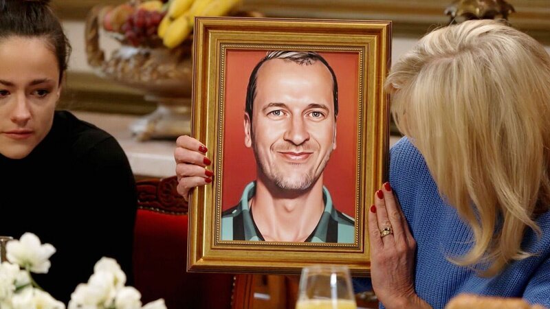 Folge 5 – Beim Frühstück: Ulrike von der Groeben (r.) möchte das Bild vom ermordeten Pascal Hens behalten und nimmt es überschwänglich entgegen. Irina Schlauch verdrückt bei der Nachricht von Pascals Tod eine Träne, was Friedrich nicht entgeht und sie in seinen Augen noch verdächtiger macht. – Bild: RTL