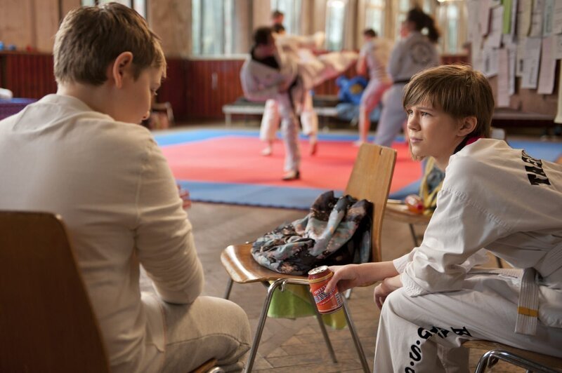 David (Noah Wiechers, l.) erklärt Amira (Philomena Köbele) seinen Lebensplan. Die findet ihn ganz süß, nur die Frisur, die geht gar nicht. – Bild: ZDF, BRITTA KREHL David (Noah Wiechers, l.) erklärt Amira (Philomena Köbele) seinen Lebensplan. Die findet ihn ganz süß, nur die Frisur, die geht gar nicht. – Bild: ZDF, BRITTA KREHL