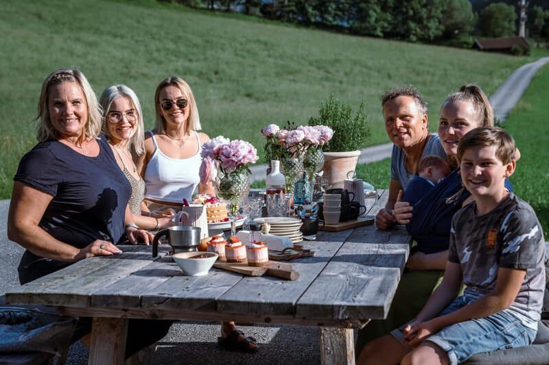 Familie Schattbacher: Birgit, Valentina, Josi, Josef, Mariella und Livio Schattbacher. – Bild: ORF/​epo-film/​Nela-Valentina Pichl