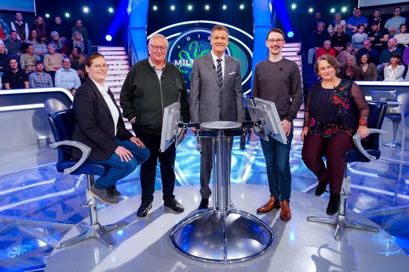 (v.li.): Veronika Robitschko-Posani (Elixhausen in Salzburg), Julius Stifter (Guntramsdorf in Niederösterreich), Armin Assinger, Bogdan Micic (Wien), Chantal Rodgarkia-Dara (Wien). – Bild: ORF /​ ORF /​ Stefan Gregorowius