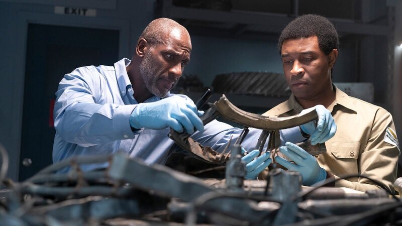 Ermittler untersuchen die Trümmer eines LAM Mozambique Airlines Flug, der auf seinem Weg nach Luanda, Angola, plötzlich vom Radar verschwindet. Ein Rancher des Bwabwata Nationalpark in Namibia findet schließlich das Wrack des Flugzeugs. – Bild: N24 Doku