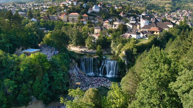 Wasserfall in Jajce – Bild: NDR/​micafilm/​Dado Ruvi? /​ ZDF