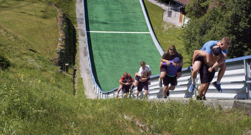 Stams – Das Schigymnasium Stams ist eine der erfolgreichsten Schischulen der Welt. Hier wachsen junge Sportler und Sportlerinnen heran, die ihre Leidenschaften ohne Kompromisse ausleben. Etliche Berühmtheiten, wie etwa Benjamin Raich oder Gregor Schlierenzauer sind hier ausgebildet worden. Sie haben es bis Olympia geschafft, ein Traum, den sich junge Sportler und Sportlerinnen jedes Jahr aufs Neue hier ebenfalls erfüllen möchten. Ein Jahr lang begleitet Regisseur Bernhard Braunstein mit der Kamera einige von ihnen und blickt hinter die Kulissen des Elite-Sportgymnasiums. Dabei zeigt er den streng getakteten Alltag aus hartem Training, Unterricht und Internatsleben und somit auch den hohen Druck dem die Schüler und Schülerinnen ausgesetzt sind. Hinzu kommen etliche Verletzungen, die sie für ihre Karriere in Kauf nehmen. Für ein „normales“ Teenagerleben bleibt dabei wenig Zeit. Trotz aller Bemühungen und Verzichts, schaffen es am Ende nur ein bis zwei Prozent aller Schüler und Schülerinnen sich im Spitzensport durchzusetzen. Hergestellt in Zusammenarbeit mit dem ORF Film/​Fernseh-Abkommen Foto: ORF/​PANAMA Film. Veröffentlichung honorarfrei nur für redaktionelle Berichterstattung in Sendungszusammenhang und mit Copyrightangabe. Kontakt: foto@orf.at – Bild: ORF