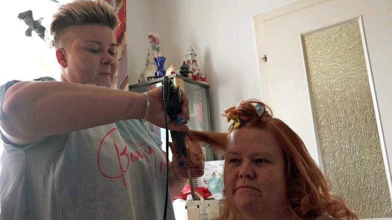Sandra lässt sich von Freundin Franzi stylen – Bild: RTLZWEI