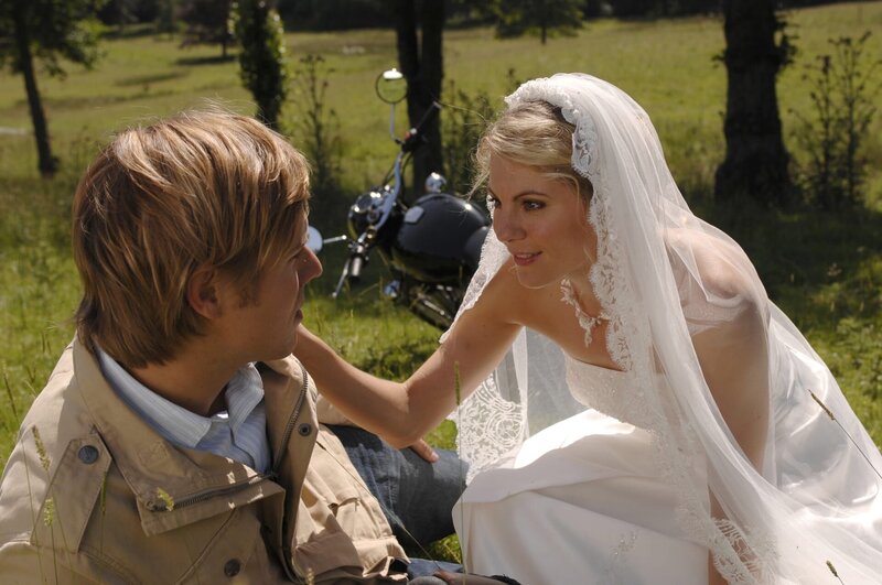 Auf dem Weg zu ihrer Hochzeit trifft Sophie (Luise BShr) völlig unerwartet auf ihre große Liebe Justin (Rhon Diels). – Bild: ZDF und Jon Ailes