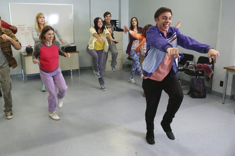 Sue (Eden Sher, l.); Brad (Brock Ciarlelli, r.) – Bild: Warner Bros.