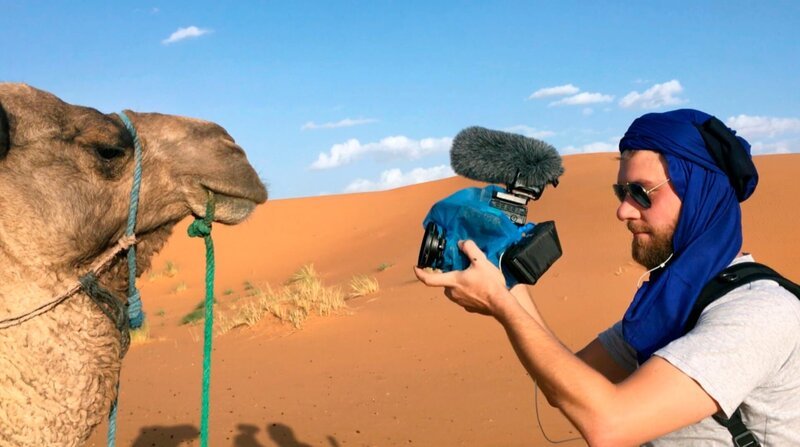 Kameramann Jonas Heil bei den Dreharbeiten in der Wüste Erg Chebbi. – Bild: HR/​Jonas Heil