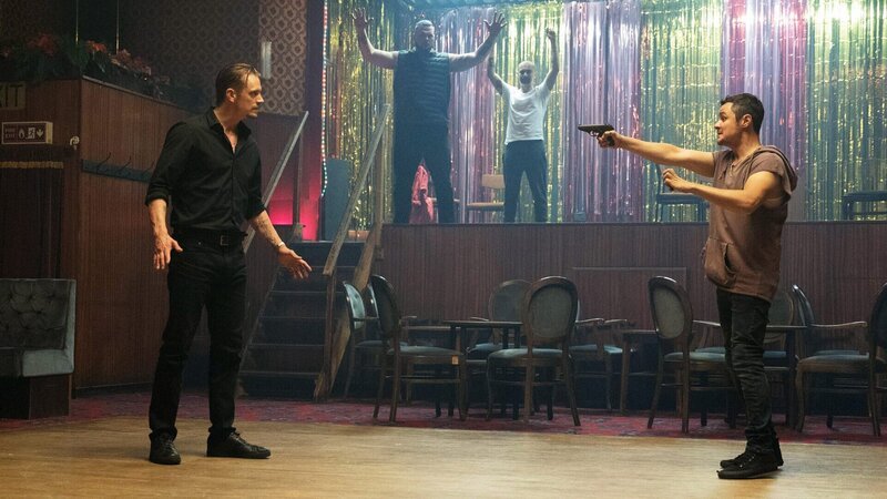 The Informer Ein Drogendeal geht schief: Joel Kinnaman als Pete Koslow, Arturo Castro (beide vorne) als Gomez – Bild: SRF/Impuls Pictures AG The Informer Ein Drogendeal geht schief: Joel Kinnaman als Pete Koslow, Arturo Castro (beide vorne) als Gomez – Bild: SRF/Impuls Pictures AG