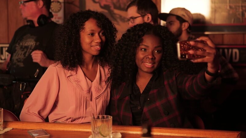 Jill and her friend take a selfie at the bar. – Bild: Discovery Communications