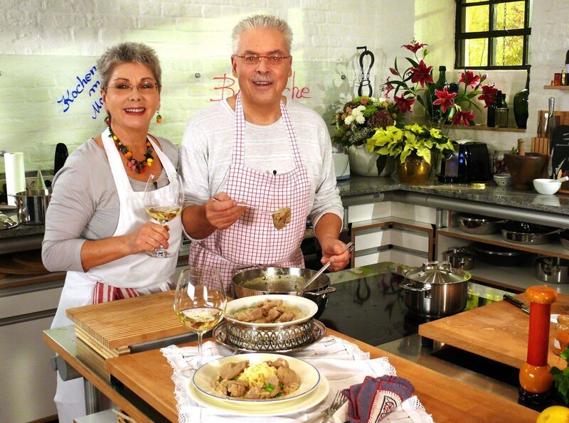 WDR Fernsehen SERVICEZEIT: KOCHEN MIT MARTINA UND MORITZ, „Schwäbische Küche: jede Sünde wert“, am Samstag um 17:20 Uhr. Martina Meuth und Bernd Neuner-Duttenhofer geben Einblicke in die schwäbische Regionalküche, eine Resteküche, wie sie besser nicht sein kann. – Bild: WDR/​Imhoff Realisation