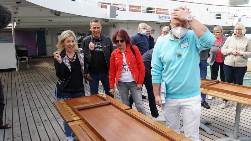 Die „Grand Lady“ auf See. Jakolo in der Kopernikusbar mit Reiseleiter Bernd Wallisch und Stargast Laura Wilde mit ihrer Mutter Erika Liepold-Milde und Stephan Müller. – Bild: Deborah Stöckle /​ BR, Bewegte Zeiten Filmproduktion GmbH