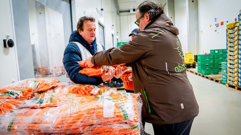 Hanno Settele (l.) fährt auf einen Rettungseinsatz: Er begleitet die Organisation „Tafel Österreich“ auf eine ihrer täglichen Fahrten zur Lebensmittelrettung. – Bild: Neulandfilm /​ ORF