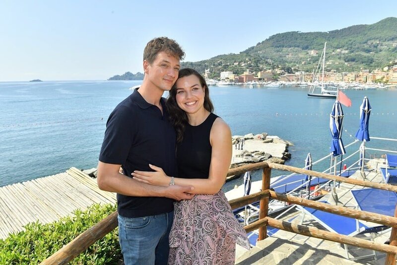 Sofie (Rebecca Dyson Smith) und Julian (Patrick Dollmann) gehen eine „Mariage blanc“ ein. – Bild: ZDF und Dirk Bartling