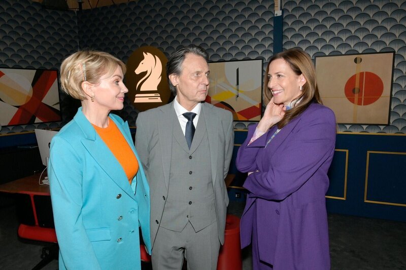 Yvonne (Gisa Zach, l.) ist froh, dass Gerner (Wolfgang Bahro) in der Bank Unterstützung von Katrin (Ulrike Frank) bekommt. – Bild: Rolf Baumgartner