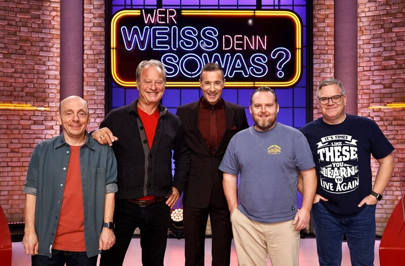 Moderator Kai Pflaume (M.) und seine Rateteam-Kapitäne Bernhard Hoëcker (l.) und Elton (r.) begrüßen in dieser Sendung den Komiker und Schauspieler Tom Gerhardt (2.v.l.) und den Schauspieler und Komiker Axel Stein (2.v.r.). – Bild: ARD/​Morris Mac Matzen