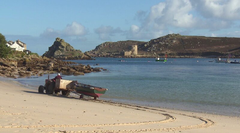 Mit Trecker und Boot am Strand von Bryher mit Blick auf Tresco. – Bild: Honorarfrei – nur für diese Sendung inkl. SocialMedia bei Nennung ZDF und NDR/​Frank Baebenroth.