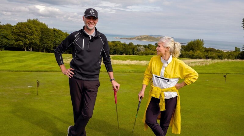 Wunderschöne Golfplätze hat Dublin zu bieten. Ina Müller zeigt sich von ihrer sportlichen Seite und macht dabei eine gute Figur. – Bild: 3sat