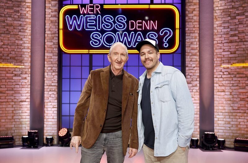 Die Kandidaten: Der Komiker und Musiker Mike Krüger (l.) und der Schauspieler und Comedian Jan van Weyde (r.). – Bild: ARD/​Morris Mac Matzen