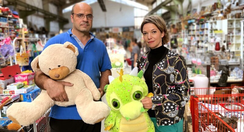 Anna Planken (r) mit Rame Rama (47), der seit fünf Jahren ehrenamtlich bei den Ruhrtal-Engeln im Sozialkaufhaus in Witten arbeitet. – Bild: WDR/​sagamedia