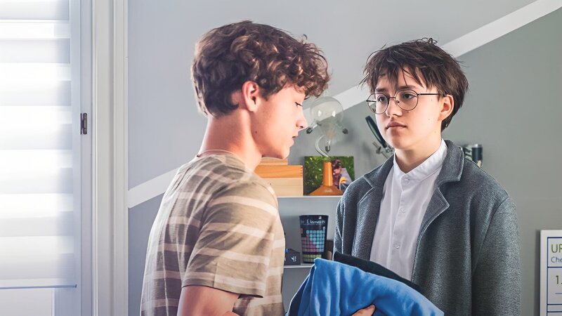 Colin (Johannes Degen, li.) trifft eine Entscheidung, die Joel (Samuel Koch) nicht gefällt. – Bild: mdr/​Saxonia Media/​Thomas Dietze