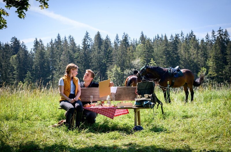 Katja (Isabell Stern, l.) und Vincent (Martin Walde, r.) fühlen sich zueinander hingezogen. – Bild: ARD/​WDR/​Christof Arnold