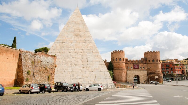Die Cestius-Pyramide, die zwischen dem 18 Jhd. und dem 12 Jhd. v. Chr. erbaut wurde, befindet sich im römischen Stadtteil Testaccio. Sie diente ursprünglich als Grabstätte und wurde später in die Befestigungsmauern der Stadt integriert. – Bild: ORF 1
