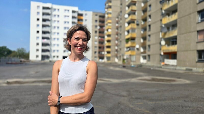 Anna Planken in Köln Chorweiler – Wohnungen als Renditeobjekt?; WDR Fernsehen WIE WOHNT NRW?, am Mittwoch (30.10.24) um 20:15 Uhr. Anna Planken in Köln Chorweiler – Wohnungen als Renditeobjekt? © WDR/Anja Booth sagamedia, honorarfrei – Verwendung gemäß der AGB im engen inhaltlichen, redaktionellen Zusammenhang mit genannter WDR-Sendung bei Nennung „Bild: WDR/Anja Booth sagamedia“ (S1+). WDR Kommunikation/Redaktion Bild, Köln, Tel: 0221/220 -7132 oder -7133, Fax: -777132, bildkommunikation@wdr.de – Bild: WDR/Anja Booth sagamedia Anna Planken in Köln Chorweiler – Wohnungen als Renditeobjekt?; WDR Fernsehen WIE WOHNT NRW?, am Mittwoch (30.10.24) um 20:15 Uhr. Anna Planken in Köln Chorweiler – Wohnungen als Renditeobjekt? © WDR/Anja Booth sagamedia, honorarfrei – Verwendung gemäß der AGB im engen inhaltlichen, redaktionellen Zusammenhang mit genannter WDR-Sendung bei Nennung „Bild: WDR/Anja Booth sagamedia“ (S1+). WDR Kommunikation/Redaktion Bild, Köln, Tel: 0221/220 -7132 oder -7133, Fax: -777132, bildkommunikation@wdr.de – Bild: WDR/Anja Booth sagamedia