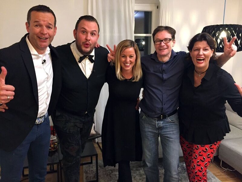 V.l.: Alois, Peter, Gastgeberin Katharina „Kathi“, Graham und Sandra – Bild: MG RTL D /​ ITV Studios