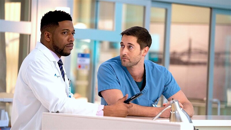 L – R: Jocko Sims (Floyd Reynolds), Ryan Eggold (Max Goodwin) – Bild: PLURIMEDIA (Pico Crreek Productions /​ Mount Moriah /​ Universal Television)