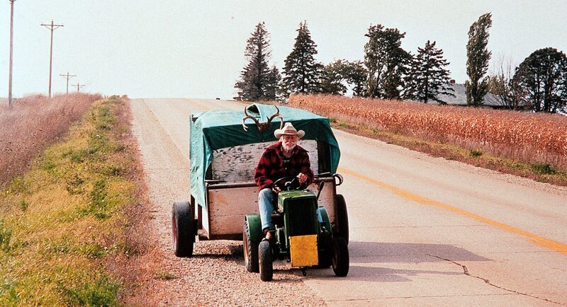 Alvin Straight, ein sturer, 73-jähriger Rentner aus Iowa, begibt sich auf eine unglaubliche Reise. Auf einem Rasenmäher mit einem selbstgebauten Anhänger fährt er in sechs Wochen ins 400 km entfernte Städtchen Mount Zion in Wisconsin. Ohne Führerschein und mit schwachen Augen will er zu seinem kranken Bruder Lyle, um sich mit ihm nach zehn Jahren Streit auszusöhnen. – Auf seiner Reise fährt Alvin Straight (Richard Farnsworth) 390 Kilometer von Iowa nach Wisconsin. – Bild: rbb/​Picture Factory/​Les Films Alain Sarde/​Le Studio Canal+