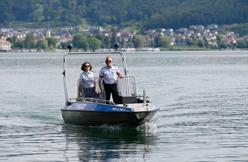 Julia Demmler (Wendy Güntensperger, l.), und Paul Schott (Tim Wilde, r.) ermitteln im Fall eines Raubmordes, bei dem der Mann von Neles Nachbarin ums Leben kam. – Bild: ORF, Bavaria, ARD, SWR, Laurent Trümper