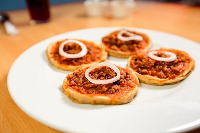 „Picaditas“ – eine dicke Tortilla mit gehacktem Schweinefleisch und einer Sauce aus gekochten Tomaten und gerösteten Paprika. – Bild: ORF 1