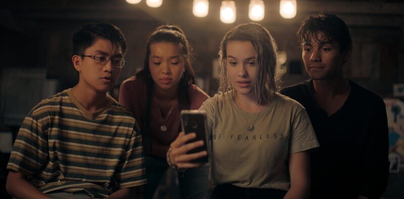 Caleb (Joshua Tan, v. l.), Caroline (Jacqueline Joe, h. l.), Issie (Macey Chipping, v. r.) und Dan (Max Crean, h. r.) beratschlagen sich mit Issies Freundin Anisha aus London per Videoanruf und planen den Machenschaften der Firma Hexronn online den Kampf anzusagen. – Bild: ZDF/​Libertine Pictures Limited & Slim Film Television