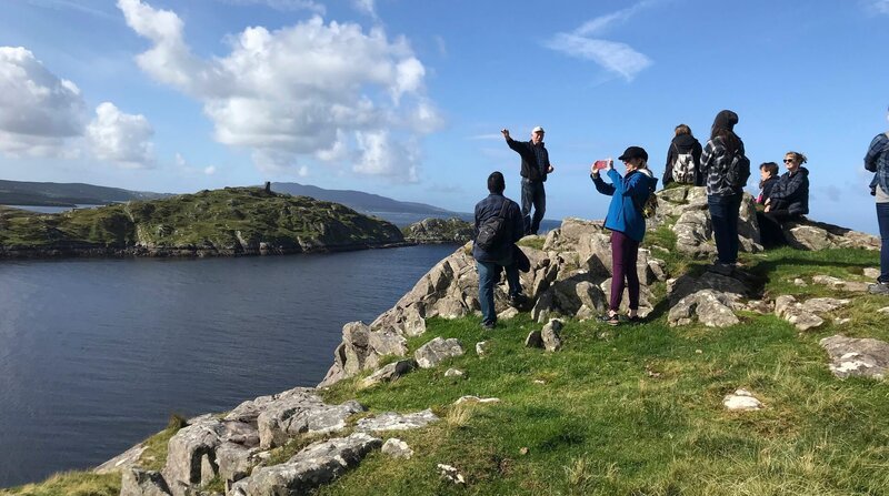 Lost Valley in Connemara bieten einen einzigartigen Blick auf den Eingang zu Irlands einzigem Fjord, Killary Harbour. – Bild: ZDF und HR/Nathaly Janho Lost Valley in Connemara bieten einen einzigartigen Blick auf den Eingang zu Irlands einzigem Fjord, Killary Harbour. – Bild: ZDF und HR/Nathaly Janho