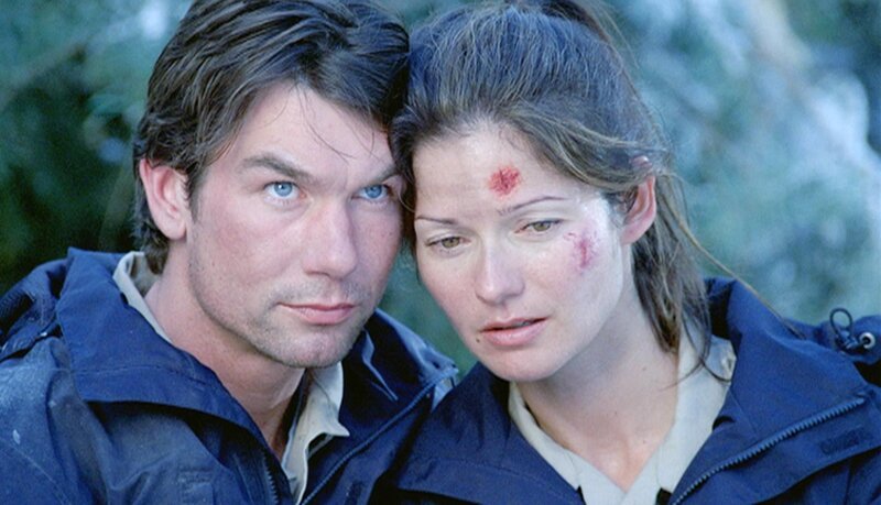 In der Not vereint: Nach ihrem Flugzeugabsturz in den Bergen hoffen Woody (Jerry O’Connell) und Jordan (Jill Hennessy) auf Hilfe. – Bild: RTL Deutschland
