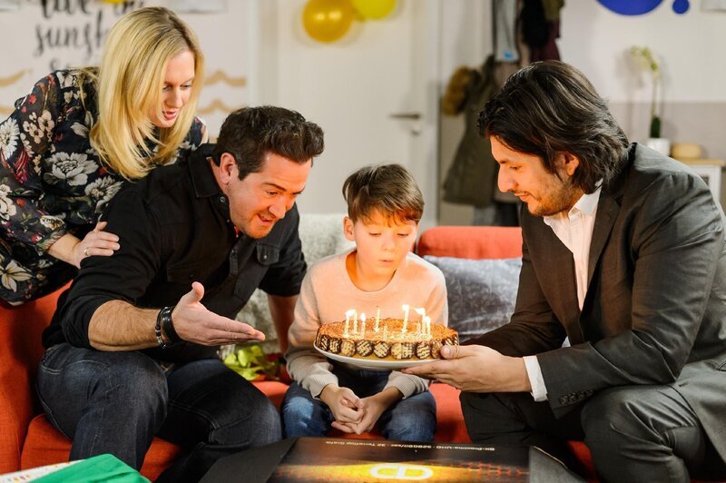 Lena (Juliette Greco) kann nicht verhindern, dass Marian (Sam Eisenstein, 2.v.l.) und Maximilian (Francisco Medina, r.) weiter um Alexanders (M.) Gunst buhlen – auch an seinem Geburtstag. – Bild: RTL /​ Willi Weber
