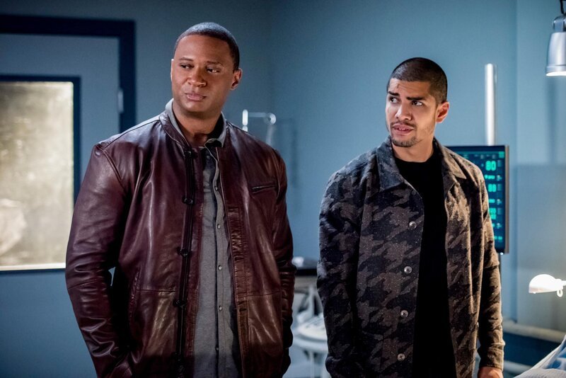 John Diggle (David Ramsey, l.) und Rene Ramirez (Rick Gonzalez) +++ – Bild: RTL /​ Warner Bros. Entertainment