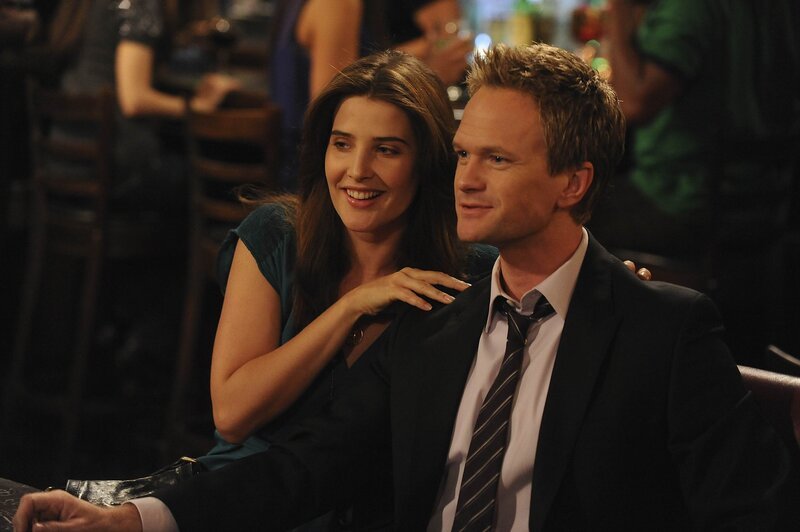 Robin (Cobie Smulders, l.) hat allen Grund zu der Annahme, dass Barney (Neil Patrick Harris) sie betrügt, denn seit Tagen ist ihr Freund so liebe- und verständnisvoll. In ihrer Eifersucht bricht sie seinen Aktenkoffer auf … – Bild: © 20th Century Fox International Television