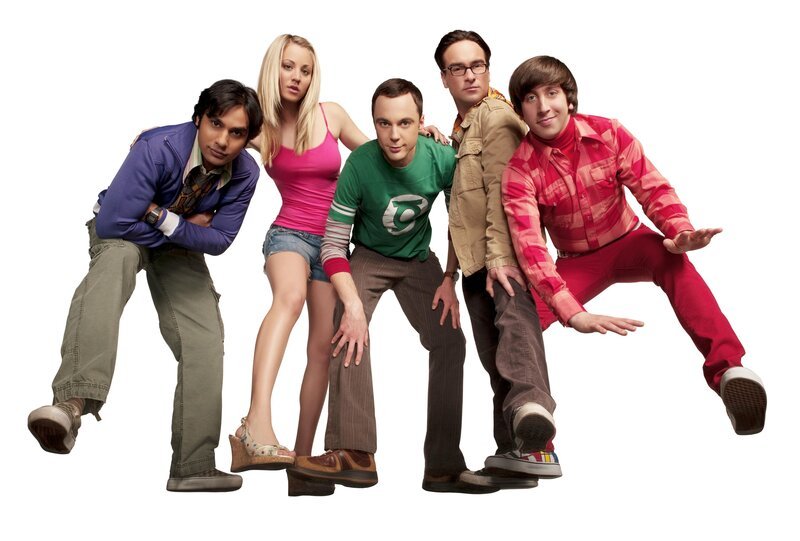 (4. Staffel) – Eine ganz besondere Truppe: Penny (Kaley Cuoco, 2.v.l.), Sheldon (Jim Parsons, M.), Rajesh (Kunal Nayyar, l.), Leonard (Johnny Galecki, 2.v.r.) und Howard (Simon Helberg, r.) … – Bild: Warner Bros. Television