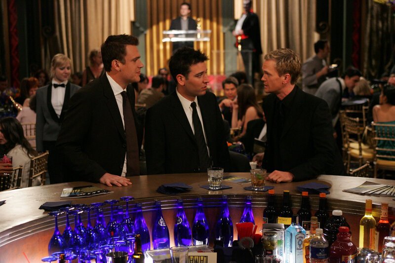 Frauenversteher Barney (Neil Patrick Harris, r.) hat wie immer einen Rat für seine Freunde Ted (Josh Radnor, M.) und Marshall (Jason Segel, r.) bereit … – Bild: © 20th Century Fox International Television