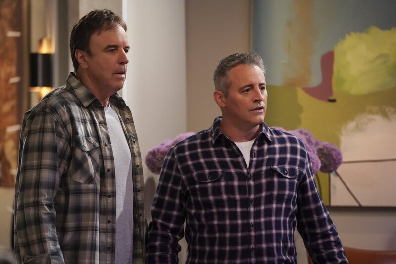 Don Burns (Kevin Nealon, l.); Adam Burns (Matt LeBlanc, r.) – Bild: CBS Broadcasting, Inc.