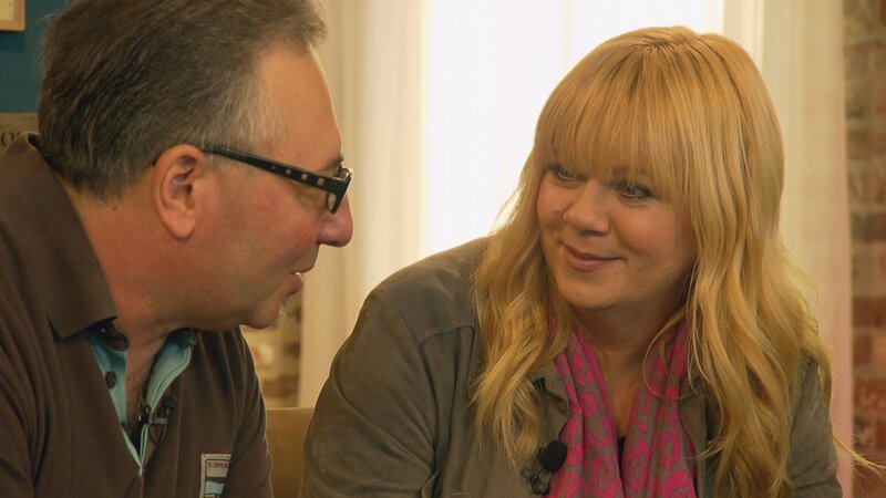 Der 50-jährige Rocco (l.) sucht seine Mutter und seine Schwester in England. Die Familie trennte sich, als Rocco zwölf Jahre alt war. Er beschloss damals, bei seiner Großmutter in Deutschland zu bleiben. Julia Leischik (r.) macht sich auf die Suche, damit Rocco seine Lieben endlich wieder in die Arme schließen kann … – Bild: © SAT.1