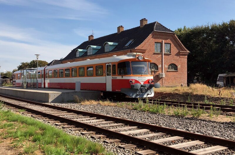 Unterwegs in Mitteljütland – unter anderem gezogen vom Lynette-Triebwagen vor Fare. – Bild: ZDF und SWR.