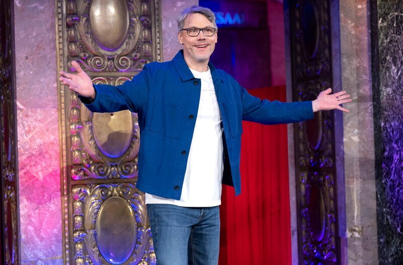 Gastgeber Christoph Sieber (Foto) freut sich heute auf die Gäste Tobias Mann, Christian Schulte-Loh und Tina Teubner, Karen Dahmen, Michael Hatzius und Philip Simon. – Bild: WDR/​Melanie Grande