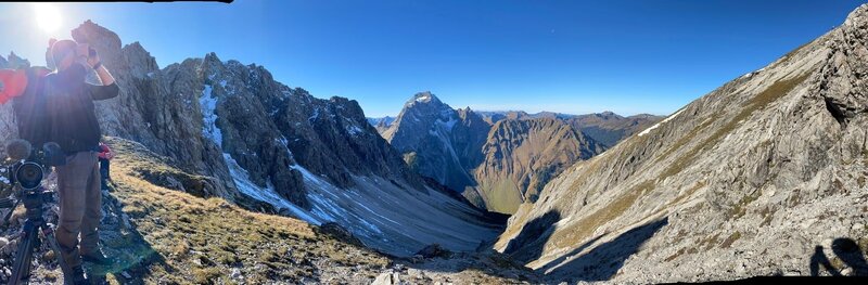 Die Allgäuer Hochalpen sind ein wildes Gebirge. Hier leben Gämsen und Steinböcke aber die Kunst besteht darin, sie erst einmal zu finden. Das Team sucht stundenlang mit Ferngläsern die Berghänge ab. – Bild: ZDF und Lea Golberg/​ Viking Film Andreas Kieling