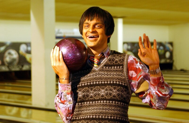 Ranjid (Kaya Yanar) versucht es mit Bowling. – Bild: SAT.1 / Ralf Jürgens Eigenproduktionsbild frei Ranjid (Kaya Yanar) versucht es mit Bowling. – Bild: SAT.1 / Ralf Jürgens Eigenproduktionsbild frei