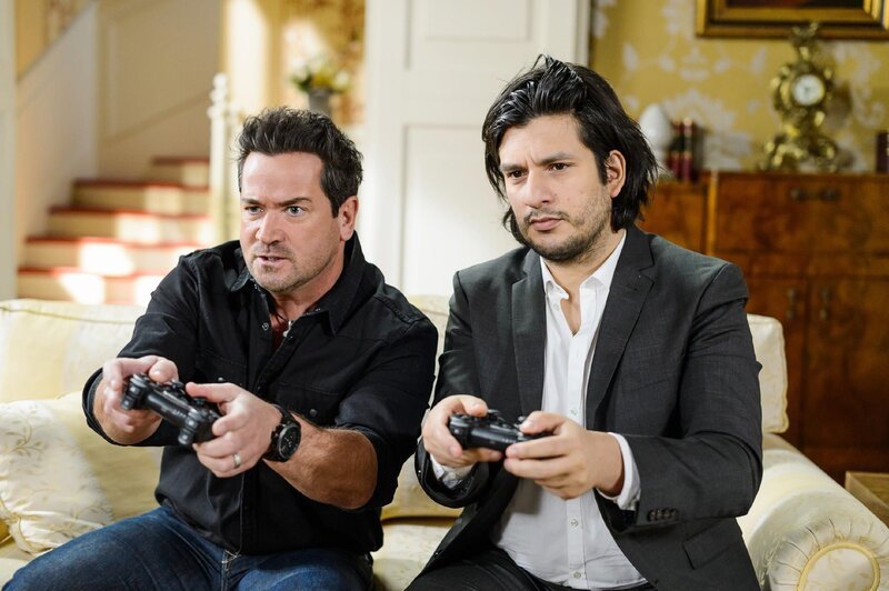 Marian (Sam Eisenstein, l.) und Maximilian (Francisco Medina) liefern sich einen verbissenen Kampf – an der Spielkonsole wie auch im richtigen Leben. – Bild: RTL Deutschland