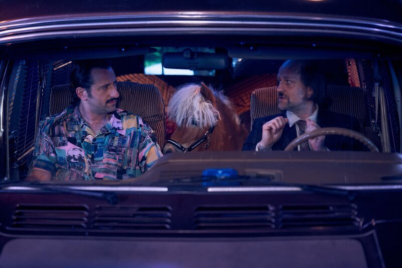 Samuel (Serkan Kaya, l.) und Gilles (Jürgen Vogel). – Bild: RTL Deutschland