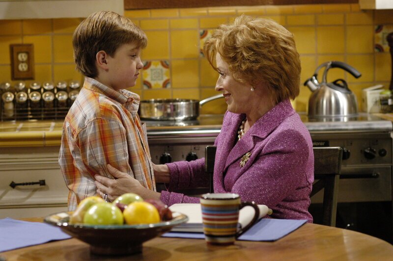 Evelyn (Holland Taylor, r.) versucht ihren Enkel Jake (Angust T. Jones, l.) zu trösten, der mit der Trennung seiner Mutter nicht klar kommt … – Bild: © Warner Brothers Entertainment Inc.