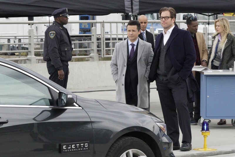 Als Bull (Michael Weatherly, vorne r.) einen Fall, bei dem ein selbstfahrendes Auto für den Tod eines Mannes verantwortlich sein soll, übernimmt, ahnt er nicht, welche Überraschungen dieser für ihn, Danny (Freddy Rodriguez, M.) und das Team bereithält … – Bild: CBS Broadcasting, Inc.